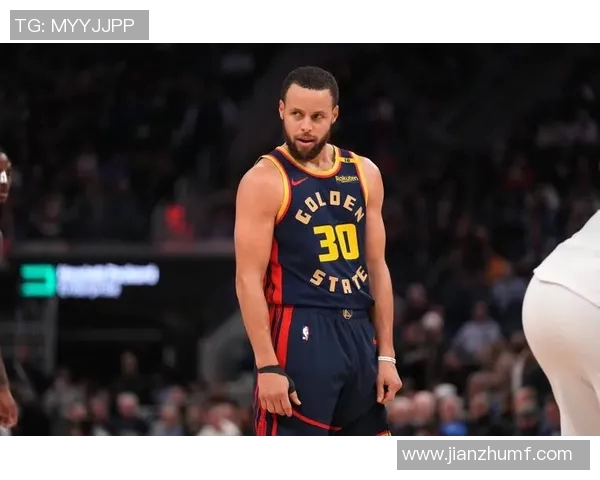 勇士与雷霆第六场激战回顾双方球星表现与战术分析